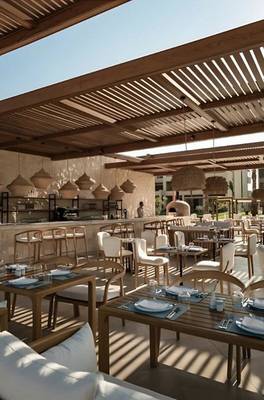 Außenbereich des Jaz Riviera Hotels mit Restaurant und Sonnenschirmen.