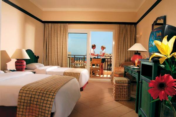 Zimmer im Grand Hotel Sharm El Sheikh mit zwei Betten, Blick auf den Balkon