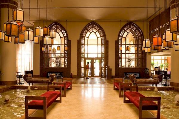 Lobby des Grand Hotel Sharm El Sheikh mit Wasserbrunnen und roten Bänken