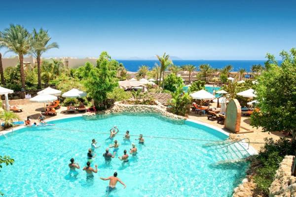 Volleyballspieler im Pool des Grand Hotel Sharm El Sheikh bei klarem Wetter.