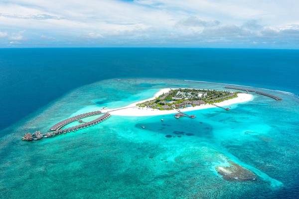 Luftaufnahme der Brennia Kottefaru Maldives Insel mit weißen Stränden und blauem Wasser.