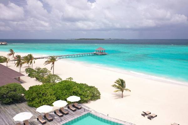 Luftaufnahme des Brennia Kottefaru Maldives mit Strand, Meer, Palmen und Pavillon