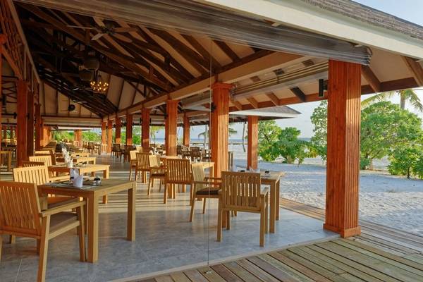 Brennia Kottefaru Maldives Hotel Terrasse mit Tischen und Stühlen am Strand