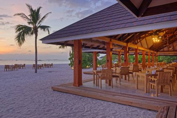 Außenrestaurant des Brennia Kottefaru Maldives Hotel am Strand bei Sonnenuntergang