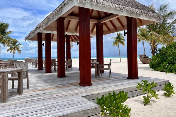 Pavillon mit Tischen und Stühlen auf dem Strand des Brennia Kottefaru Maldives
