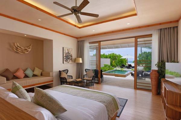 Schlafzimmer im Brennia Kottefaru Maldives mit Terrasse und Swimmingpool-Aussicht
