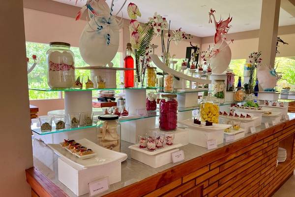 Buffet im Brennia Kottefaru Maldives mit verschiedenen Desserts und Getränken auf mehreren Etagen.