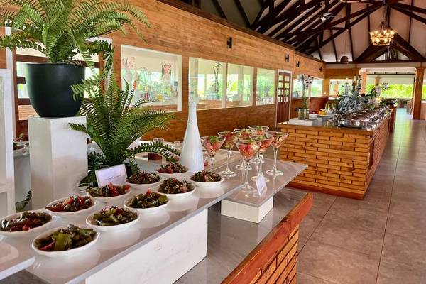 Buffettisch im Brennia Kottefaru Maldives mit verschiedenen Gerichten, Pflanzen und Cocktails.