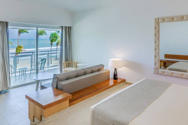 Innenansicht eines Zimmers im Paradisus Varadero Resort & Spa mit Blick auf die Terrasse und das Meer.