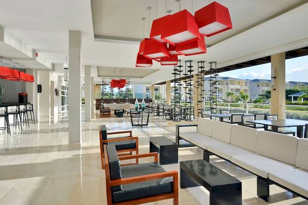 Innenansicht der Lobby des Paradisus Varadero Resort & Spa mit Möbeln und roten Beleuchtungselementen.