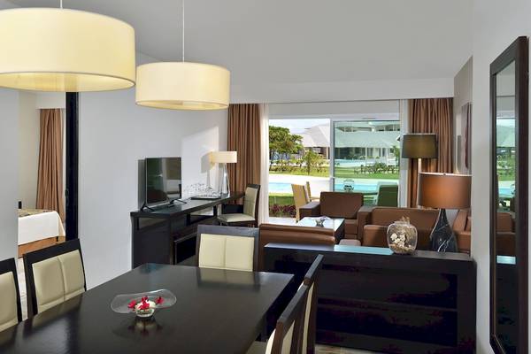 Suite im Paradisus Varadero Resort & Spa mit Blick auf den Swimmingpool.