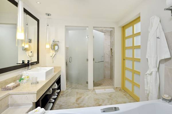 Badezimmer im Paradisus Varadero Resort & Spa mit Badewanne, Dusche und Waschbecken