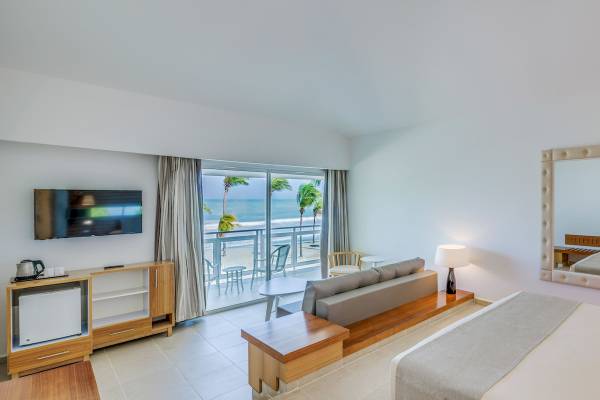 Hotelzimmer im Paradisus Varadero Resort & Spa mit Meerblick, Fernseher und Balkon.