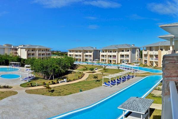 Luftaufnahme des Paradisus Varadero Resort & Spa mit Pools, Lounges und Gebäuden