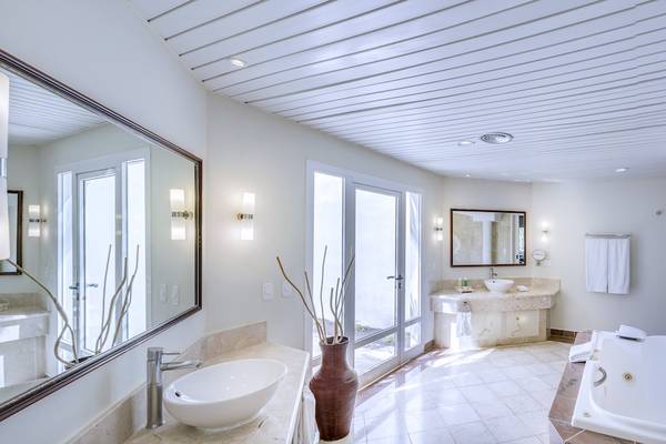 Luxuriöses Badezimmer im Paradisus Varadero Resort & Spa mit Badewanne, Spiegel und Waschbecken.