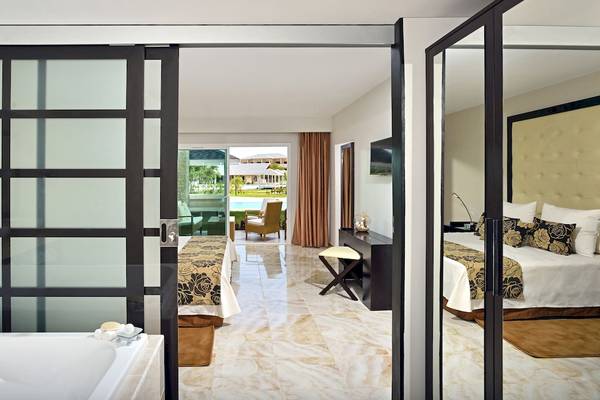 Innenansicht der Suite im Paradisus Varadero Resort & Spa mit zwei Betten und Whirlpool.