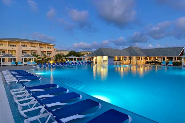 Außenpool des Paradisus Varadero Resort & Spa am Abend mit blauem Wasser und Liegestühlen