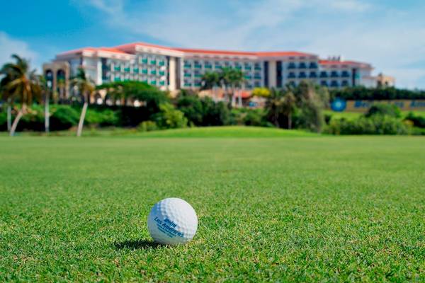 Ein weißer Golfball auf einem Golfplatz vor dem Paradisus Varadero Resort & Spa.