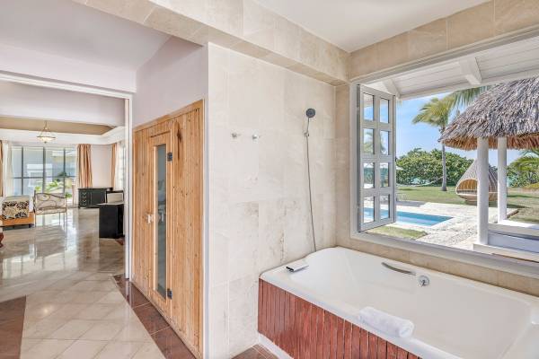 Badezimmer im Paradisus Varadero Resort & Spa mit Blick auf den Pool.