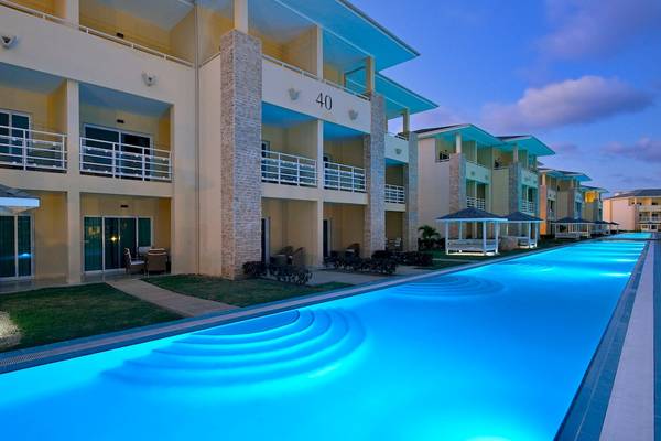 Nachtansicht des Paradisus Varadero Resort & Spa mit beleuchtetem Schwimmbad und Gebäuden.