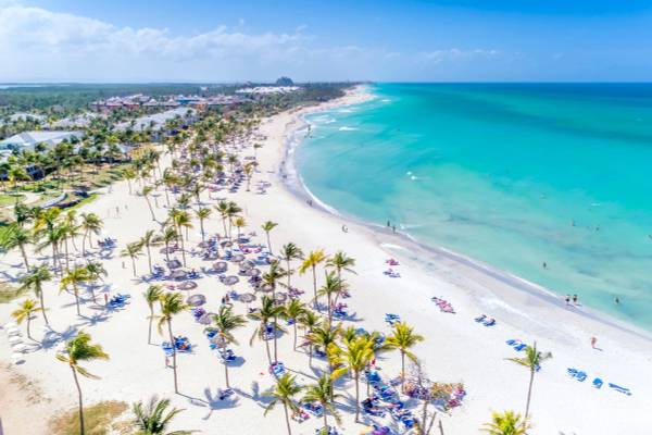 Luftaufnahme des Paradisus Varadero Resorts mit Strand, Hotelgebäuden und Besuchern unter Palmen