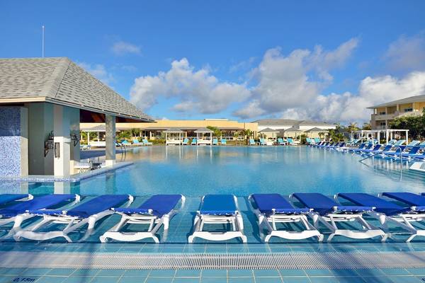 Außenpool des Paradisus Varadero Resort & Spa mit vielen Liegen