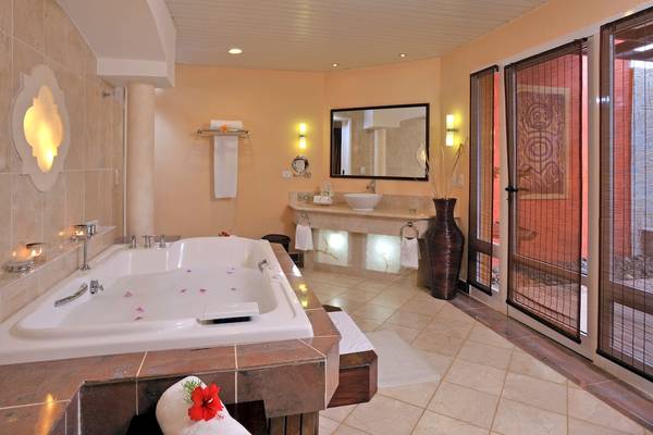 Badezimmer im Paradisus Varadero Resort & Spa mit Badewanne, Waschbecken und offenem Fenster.