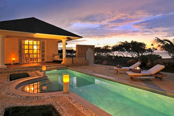 Villa des Paradisus Varadero Resorts & Spa mit Swimmingpool und Blick auf den Sonnenuntergang.