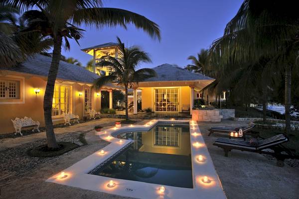Außenbereich des Paradisus Varadero Resort & Spa bei Nacht mit illuminiertem Pool und Loungebereichen.