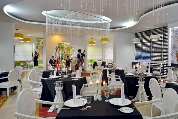 Restaurant im Paradisus Varadero Resort & Spa mit eleganten Tischeinstellungen und Live-Musik.