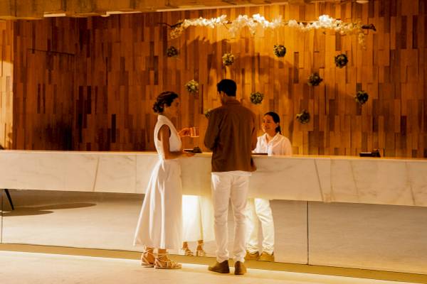 Empfangsbereich im Paradisus Varadero Resort & Spa mit Gäste und Rezeptionistin