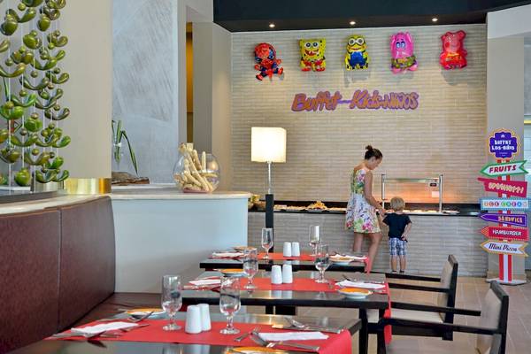 Buffet für Kinder im Paradisus Varadero Resort & Spa mit bunten Zeichen und Essensauswahl.