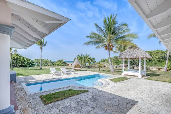 Poolbereich des Paradisus Varadero Resort & Spa mit Sonnenliegen, Palmen und Meerblick
