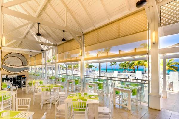 Innenansicht des Restaurants im Paradisus Varadero Resort & Spa mit Blick auf den Ozean