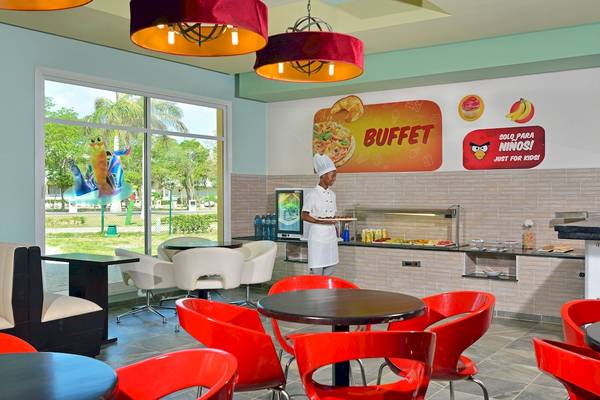 Buffet-Bereich im Paradisus Varadero Resort & Spa mit rotem Tisch und Stühlen.