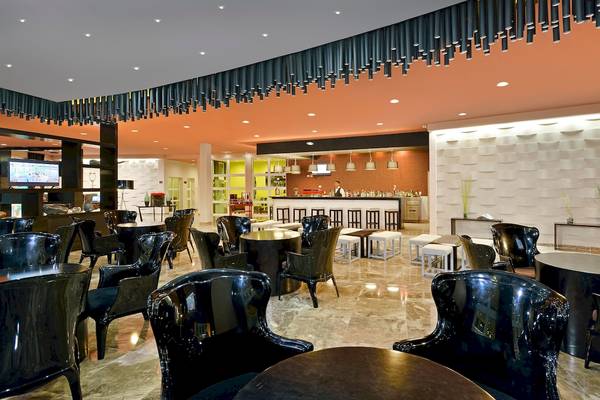 Lobby-Lounge des Paradisus Varadero Resort & Spa mit Bar und Sitzmöbeln
