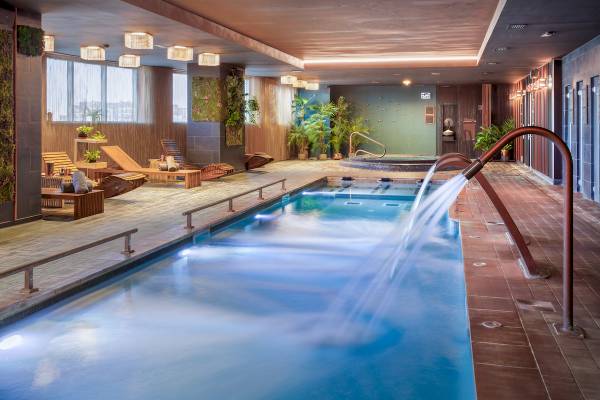 Wellnessbereich im Paradisus Varadero Resort & Spa mit einem großen Pool und einer Whirlpool-Ecke.