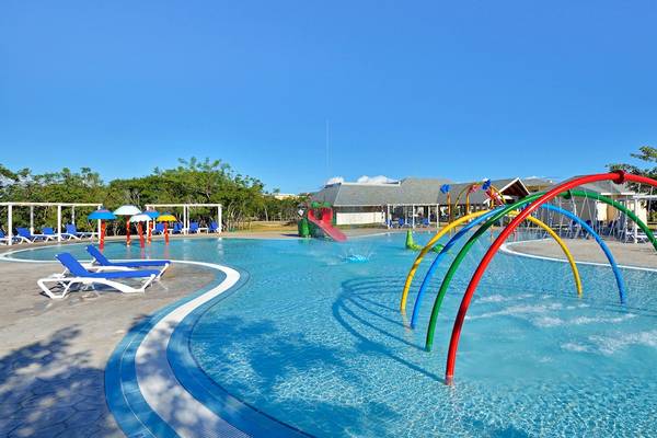 Kinderpool im Paradisus Varadero Resort & Spa mit bunten Wassersprudlern und Sonnenschirmen