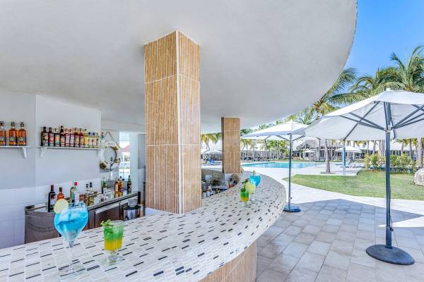 Poolbar des Paradisus Varadero Resorts & Spa mit Cocktails und Sonnenschirmen.
