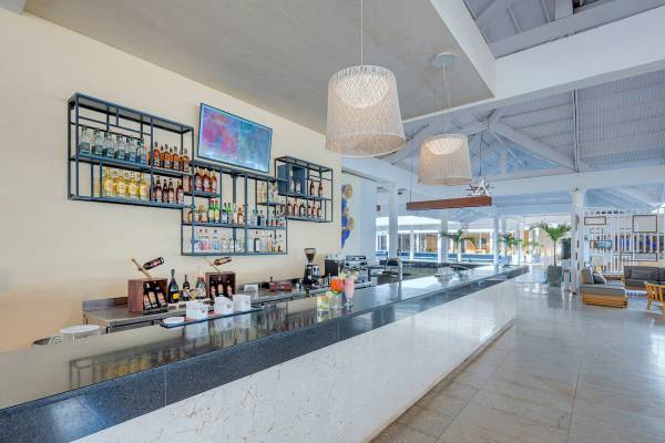 Bar im Paradisus Varadero Resort & Spa mit Thekenbeleuchtung und Flaschenregal