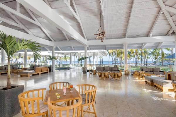 Lounge-Bereich des Paradisus Varadero Resort & Spa mit Blick auf das Meer.