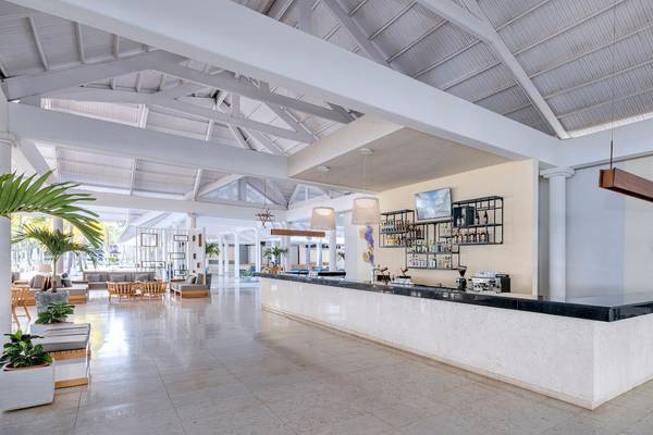 Innenansicht der Bar im Paradisus Varadero Resort & Spa mit weißer Theke und Deckenbeleuchtung.