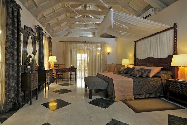 Luxuriöses Hotelzimmer im Paradisus Varadero Resort & Spa mit Himmelbett, Möbeln und Dekoration.