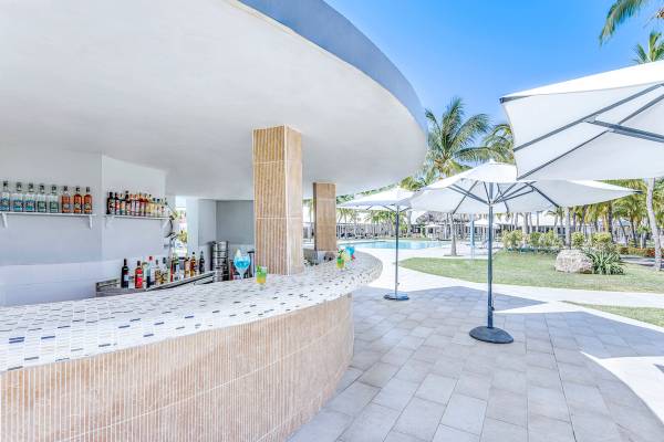Bar im Paradisus Varadero Resort & Spa mit Blick auf den Swimmingpool und Palmen.