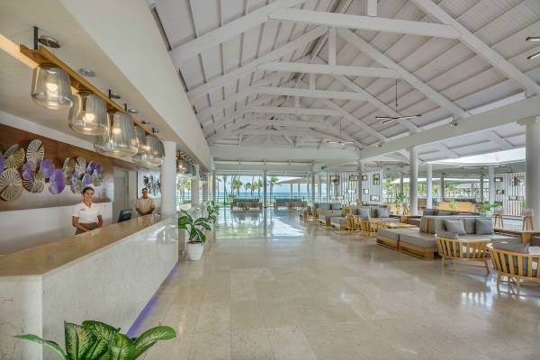 Lobby des Paradisus Varadero Resort & Spa mit Rezeption, Pflanzen und Strandblick.