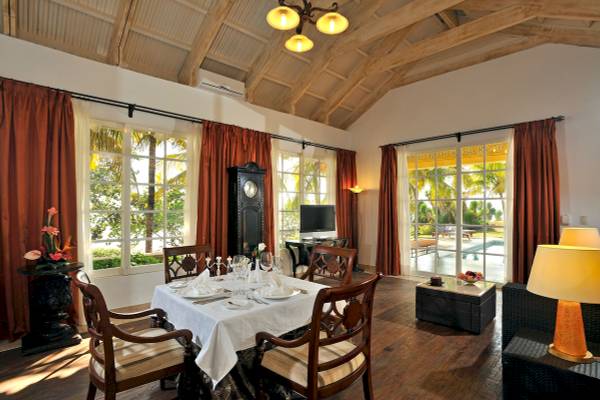 Speisezimmer im Paradisus Varadero Resort & Spa mit Tisch, Stühlen und Blick auf den Pool.