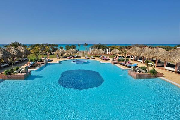 Außenpool des Paradisus Varadero Resort & Spa mit Loungeliegen und Blick aufs Meer