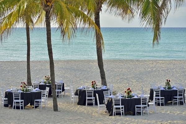 Paradisus Varadero Resort Strandtischdekoration mit Blumen und Meereshintergrund