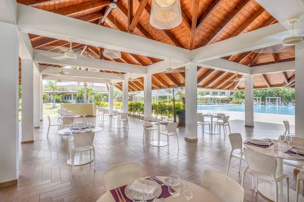 Innenbereich eines Restaurants im Paradisus Varadero Resort & Spa mit Blick auf den Pool.