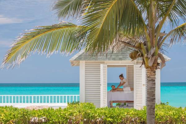 Massagebehandlung im Freien im Paradisus Varadero Resort & Spa mit Blick auf das Meer